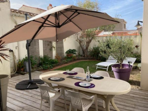 Maison rénovée avec jardin et terrasse au cœur de La Chaume, proche plage, WiFi - FR-1-92-944